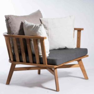DAVID כורסא מעוצבת מעוגלת מבסיס עץ טיק
