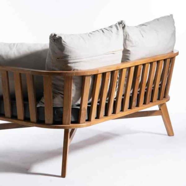 DAVID ספה זוגית מעוצבת מעוגלת מבסיס עץ טיק