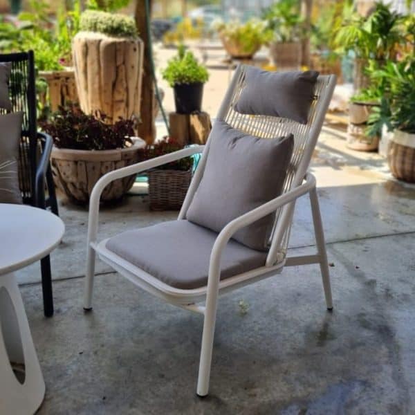 ברומו עיצובים - Leisure כורסא אלומיניום עם ידיות לבנה