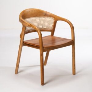 Sally Rattan כסא אוכל מעץ טיק